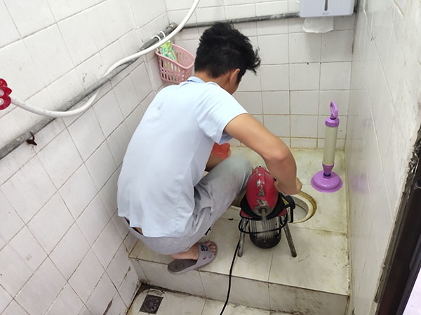 布尔津管道堵塞冒臭气 专业师傅现场解决问题
