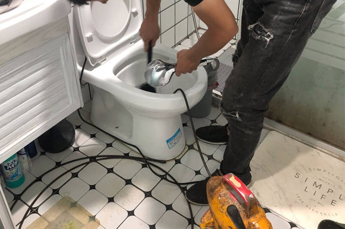 布尔津马桶堵塞自己疏通还是找师傅？专业上门服务让你省时更省心